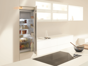 Das Bild zeigt eine Küche mit geöffnetem Kühlschrank und SERVO-DRIVE flex.